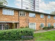 Flat to rent in Beehive Court, Ilford IG1