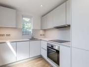 Flat to rent in Beverley Court, London N14