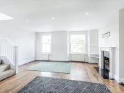 Flat to rent in Broughton Road, Fulham SW6