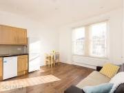 Flat to rent in Cavendish Road, Kilburn, London NW6