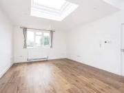 Flat to rent in Clifton Gardens, Temple Fortune, London NW11