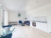 Flat to rent in Great West Road, Brentford TW8