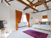 Flat to rent in Hampton Court Road, East Molesey KT8