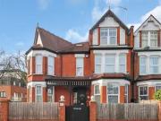 Flat to rent in High Road, London N20
