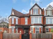 Flat to rent in High Road, London N20