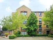 Flat to rent in Kempton Court, Whitechapel, London E1