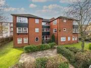 Flat to rent in Lime Tree Place, St. Albans AL1