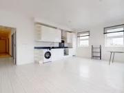 Flat to rent in Lodge Lane, London N12