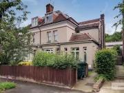 Flat to rent in Montalt Road, Woodford Green IG8