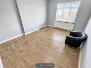 Flat to rent in Murray Avenue, Hounslow TW3