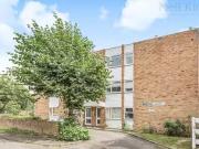 Flat to rent in Oakside Court, Deepdene Close, Wanstead,...