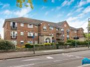 Flat to rent in Page Street, London NW7