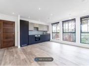 Flat to rent in Park House, New Malden KT3