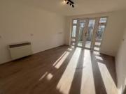 Flat to rent in Sampson Avenue, Barnet EN5