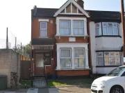Flat to rent in St Johns Road, Ilford, Esinteraction IG2
