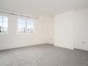 Flat to rent in Walworth Road, Southwark SE17