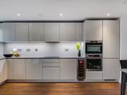 Flat to rent in Wandsworth Road, London SW8