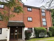 Flat to rent in Wheatley Close, London NW4