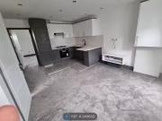 Flat to rent in York Road, Ilford IG1