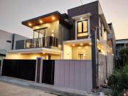 For Sale: 4 Bedrooms House and Lot in Greenwoods...