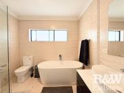 Four Bedroom Duplex with Outdoor Entertaining 700m to...