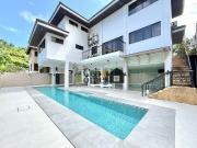 Four Bedrooms House with Pool in Maria Luisa Estate Park