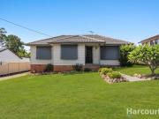 Four bedrooms, modern kitchen & plenty of parking in...