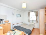 Fourth floor studio flat in Pimlico,Central London