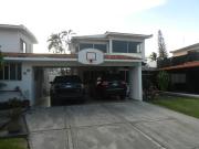 Fracc. Floresta, amplia residencia con alberca y amplio...