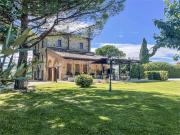 Fratta Todina: Proprieta' Esclusiva Con Parco...