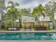 Freestanding villa in boutique complex