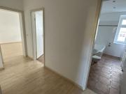 1.OG modernes Laminat / Bad mit Wanne + Fenster