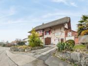 Frei stehendes Haus in Wohngebiet