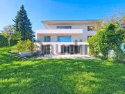 Freistehende Villa mit 14 Zimmern, komplett renoviert