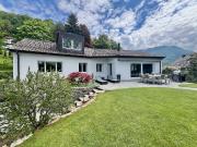 Freistehende Villa mit 8,5 Zimmern, darunter 1...