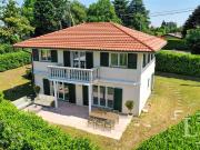 Freistehende Villa mit Garten in der Nähe des Stadtzentrums