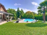 Freistehende Villa mit Pool in einer ruhigen und grünen...