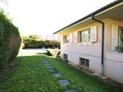 Freistehende Villa mit Pool zum Renovieren