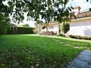 Freistehende Villa mit Pool zum Renovieren