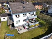Freistehendes 2 Parteienhaus mit großem Garten und...