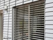 Freistehendes Autohaus mit Werkstatt