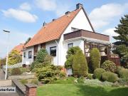 Freistehendes Einfamilienhaus, Garage und Carport