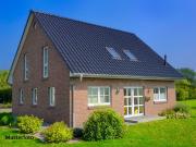 Freistehendes Einfamilienhaus, Garage und Carport auf...