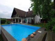 Freistehendes Einfamilienhaus mit Außenpool und Kamin