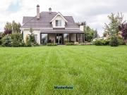 Freistehendes Einfamilienhaus mit Garten und Stellplatz