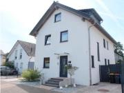 Freistehendes Einfamilienhaus mit Pool