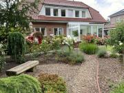 Freistehendes Einfamilienhaus mit Wintergarten, Garage...