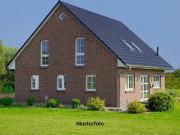 Freistehendes Einfamilienhaus und Garage