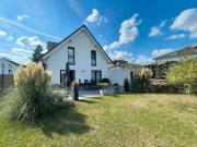 Freistehendes Einfamilienhaus v. 2019 mit großem Garten,...