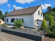 Freistehendes EinZwei Familien Haus in sonniger...